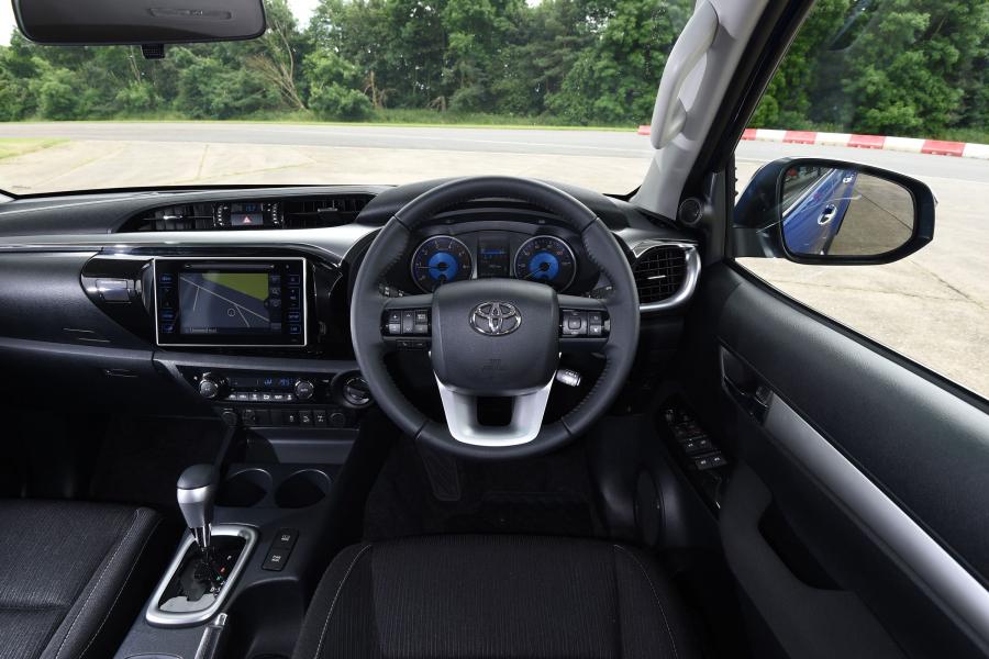 Торпедо Toyota Hilux Invincible Double Cab 2016 года  (UK) (фото 26 из 30)